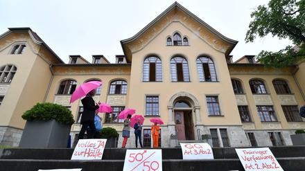 Gescheitert: Demonstrantinnen für eine Paritätsregelung vor der Urteilsverkündung vor dem Thüringer Verfassungsgerichtshof.