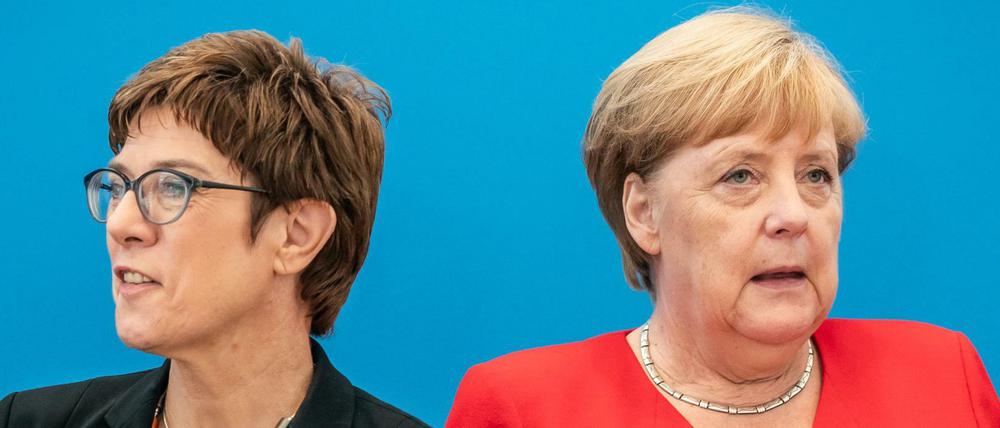 Annegret Kramp-Karrenbauer, Bundesvorsitzende der CDU, und Bundeskanzlerin Angela Merkel.