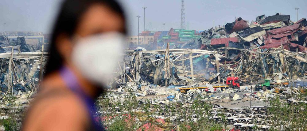 Eine Journalistin betrachtet das zerstörte Gelände in Tianjin.