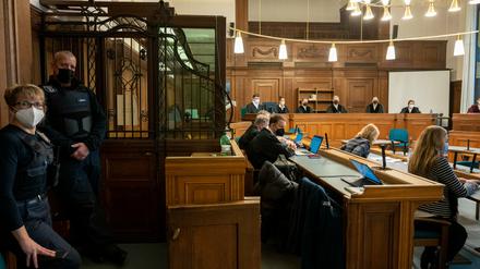  Die Prozessbeteiligten im Gerichtssaal in Berlin. Der Angeklagte wurde verurteilt.