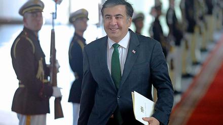 Präsident Saakaschwili am Sonntag auf dem Weg zur Sitzung des neuen Parlaments.