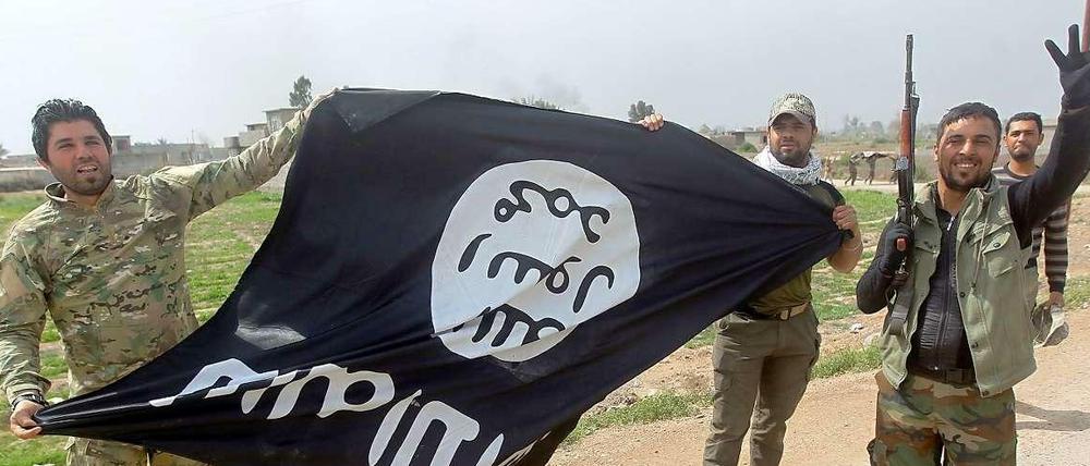 Die Terroristen sind vertrieben: Schiitische Kämpfer posieren mit der Flagge des "Islamischen Staats".