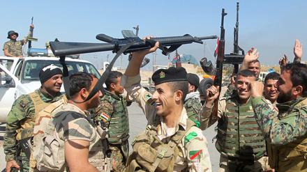 Irakische Soldaten bejubeln Erfolge im Kampf gegen den "IS" in Tikrit.
