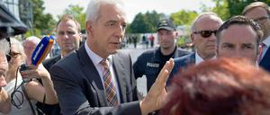Sachsens CDU-Ministerpräsident Stanislaw Tillich am Mittwoch mit "besorgten Bürgern" in Heidenau