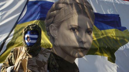 Demonstrant vor einem Porträt von Julia Timoschenko in Kiew
