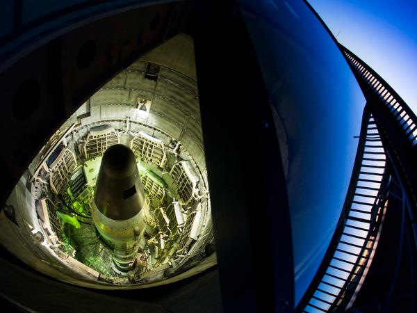 Eine Titan-II-Rakete steht in einem Raketensilo in einem Museum. 