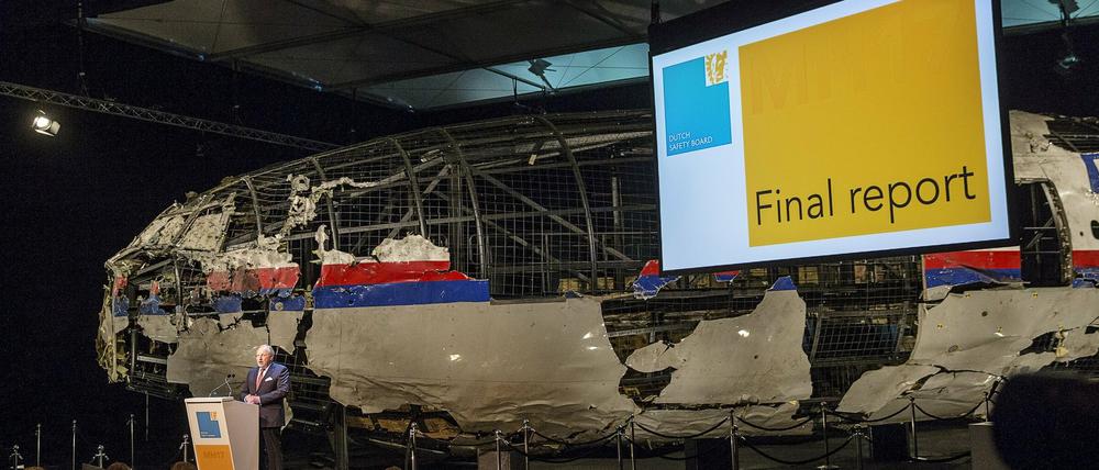 Das Wrack des abgeschossenen Flugzeugs MH17 wurde von den Ermittlern in den Niederlanden in Teilen rekonstruiert. 