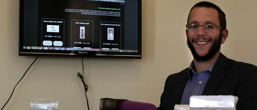 Natan Alexander, ein orthodoxer Rabbi präsentiert das Sortiment seines Online-Sesxshops im Westjordanland. Das Hauptangebot besteht aus koscheren Sexspielzeugen. 