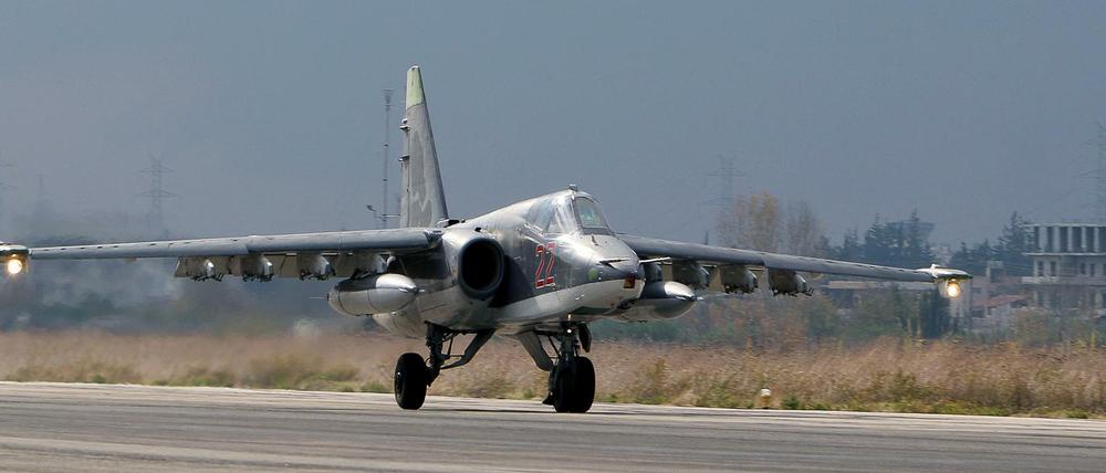 Ein russischer Su-24-Bomber landete auf dem Hmeinmim-Luftwaffenstützpunkt in Nordwestsyrien. 