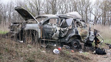 Völlig zerstört ist der gepanzerte OSZE-Jeep, der auf eine Mine gefahren war.