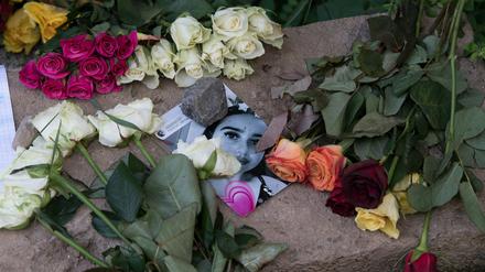 Nach dem Mord wurden Blumen in der Nähe des Fundorts der Leiche von Susanna F. niedergelegt.