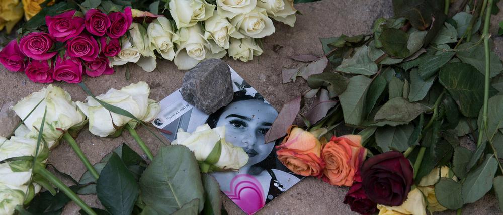 Nach dem Mord wurden Blumen in der Nähe des Fundorts der Leiche von Susanna F. niedergelegt.