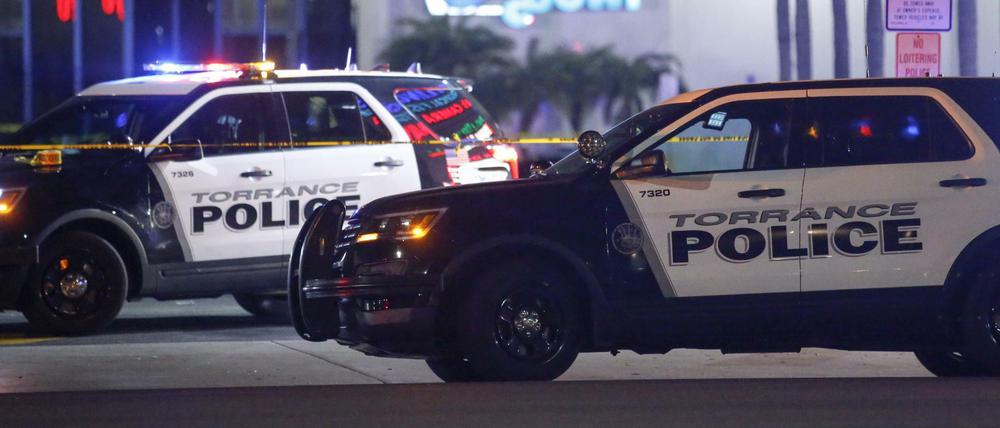 Polizeiautos stehen am Tatort nach einer tödlichen Schießerei. Durch Schüsse in einer Bowling-Halle in Kalifornien sind laut Medienberichten drei Menschen getötet worden. 