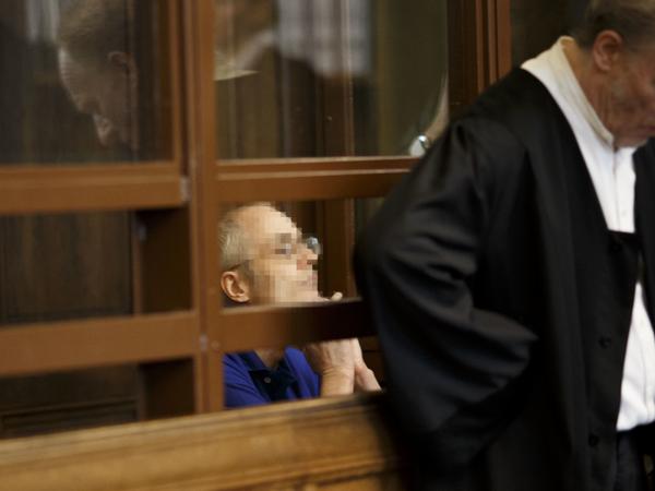 Der 57-jährige Angeklagte sitzt hinter Eckart Wähner (r), Verteidiger, vor dem Prozessauftakt um die tödliche Messerattacke gegen Fritz von Weizsäcker, Sohn des früheren Bundespräsidenten R. von Weizsäcker.