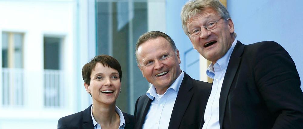 Die AfD-Führung - hier Frauke Petri, Jörg Meuthen und Georg Pazderski - fordert rigide Maßnahmen gegen Flüchtlinge und Migranten.