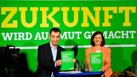Die Spitzenkandidaten der Grünen, Katrin Göring-Eckardt und Cem Özdemir, bei der Vorstellung des Wahlprogramms