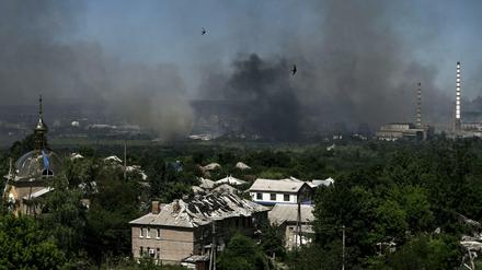 Zerstörte Gebäude in der ostukrainischen Stadt Lyssytschansk und schwarzer Rauch aus der Nachbarstadt Sjewjerodonezk.