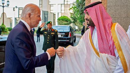 Mit Faustgruß begrüßten sich US-Präsident Joe Biden (l.) und der saudische Kronprinz Mohammed bin Salman in Dschidda.