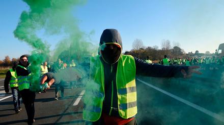 Mit Warnwesten und Rauchfackeln protestieren Demonstranten auf französischen Autobahnen.