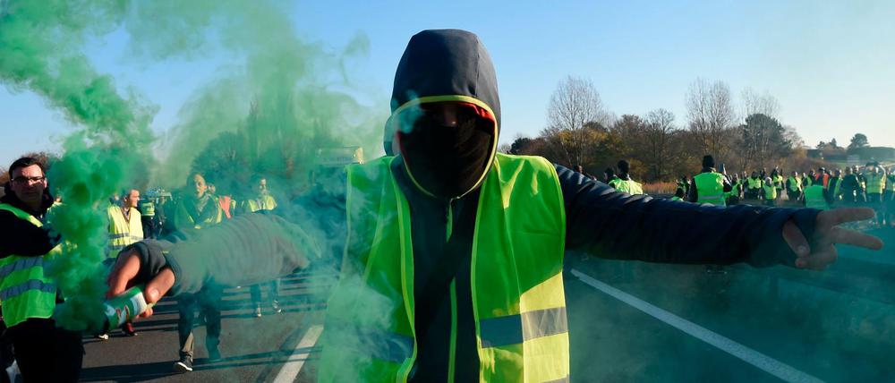 Mit Warnwesten und Rauchfackeln protestieren Demonstranten auf französischen Autobahnen.