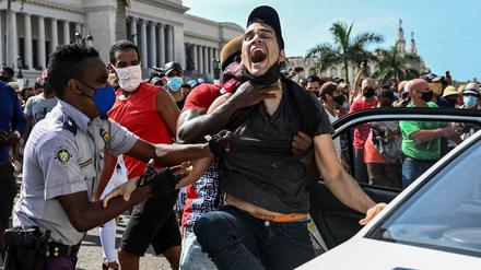 Die Polizei verhaftete auch Demonstranten in Havanna - zudem soll es Schüsse auf die Protestierenden gegeben haben.