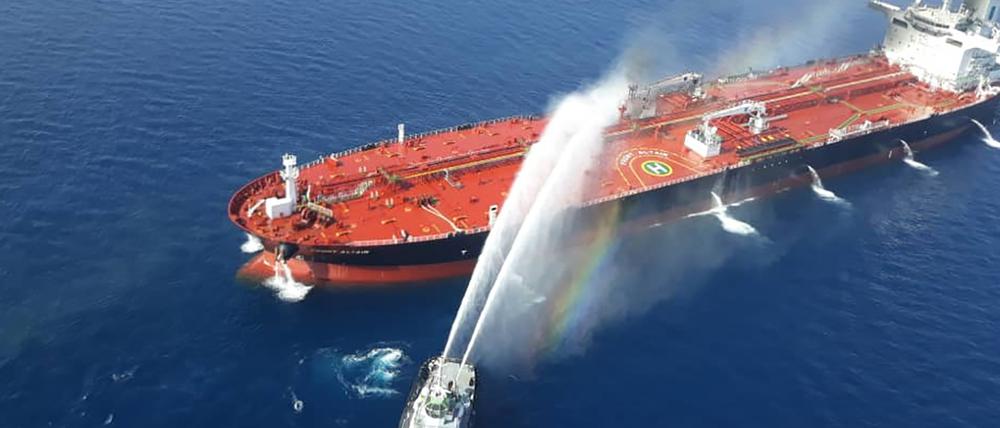Das Feuer löschen. Ein Feuerwehrschiff bekämpft den Brand auf dem Tanker „Front Altair“, der durch einen Angriff Schaden genommen hat.