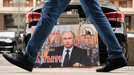 Kampfansage. "Wir sind mit ihm für Russlands Souveränität! Und du?", fragt dieses Plakat vor der Moskauer Duma autoritätshörige Bürgerinnen und Bürger.
