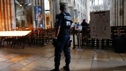 Messe unter Polizeischutz in Rouen, Frankreich. 