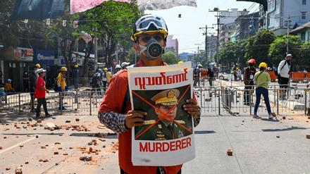 Junta-Chef Min Aung Hlaing als „Mörder“: Ein Demonstrant in Yangon 
