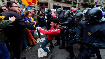 Barcelona: Polizisten halten einen Demonstranten fest