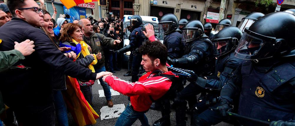 Barcelona: Polizisten halten einen Demonstranten fest