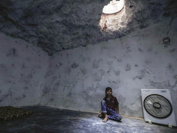Schutzsuchend. Ein Kind harrt während eines Bombardements der Provinz Idlib in einem Keller aus.