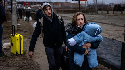 Ein junges Paar mit Baby in Irpin nordwestlich von Kiew