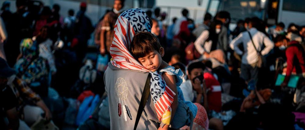 Flüchtlinge aus Lagern auf den griechischen Inseln bei der Ankunft auf dem Festland.  