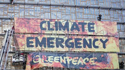 In Brüssel haben Greenpeace-Aktivisten dieses Transparent aufhängen können. 