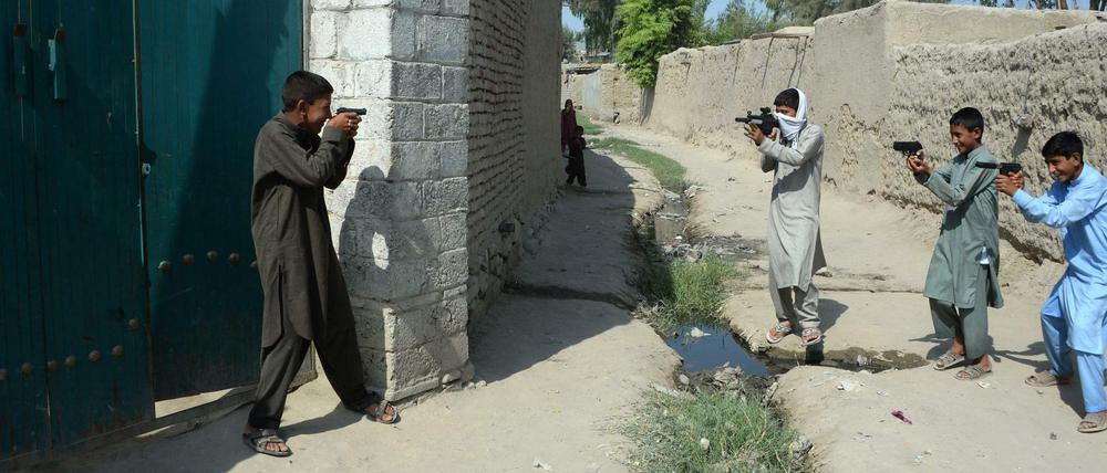 Kindheit im Krieg. Viele junge Afghanen kennen kein Leben ohne Terror und Gewalt und spielen ihre Erlebnisse nach.