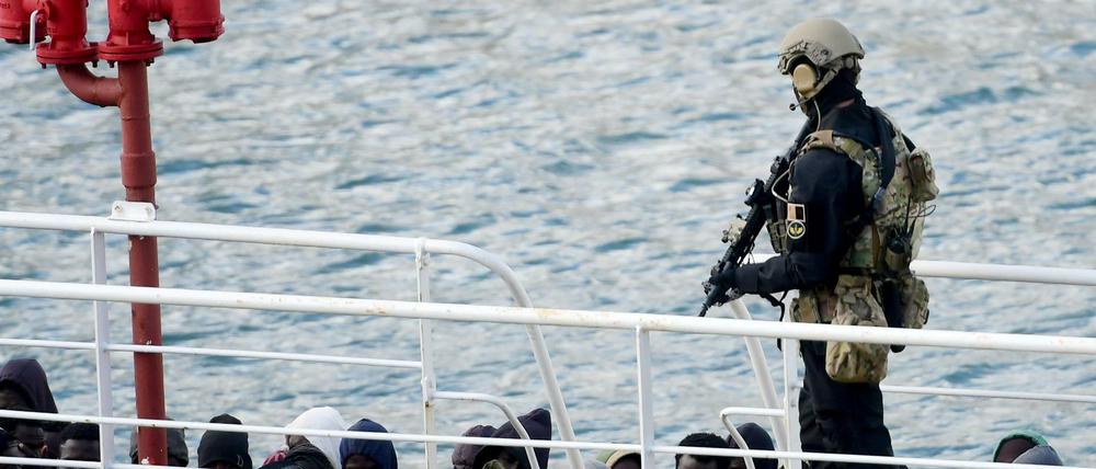 Ein bewaffneter maltesischer Polizist auf dem Handelsschiff.