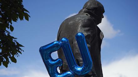 Ein EU-Ballon an der Churchill-Statue in Westminster.