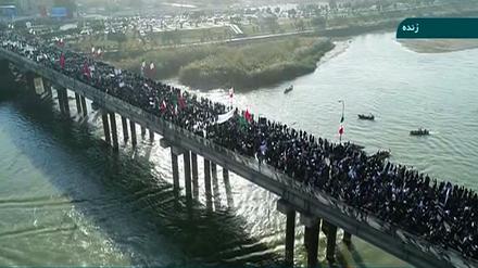 Aufnahmen des iranischen Staatsfernsehens: Menschenmengen bei einer regierungsfreundlichen Kundgebung 