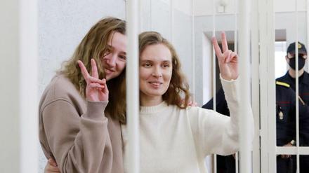 Katarina Bachwalowa (rechts) und Darja Tschulzowa sind zu zwei Jahren Haft im Straflager verurteilt worden.