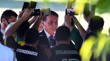 Maskenlos und mittenmang: Jair Bolsonaro mit Unterstützern (Das Foto stamm vom 31. März). 