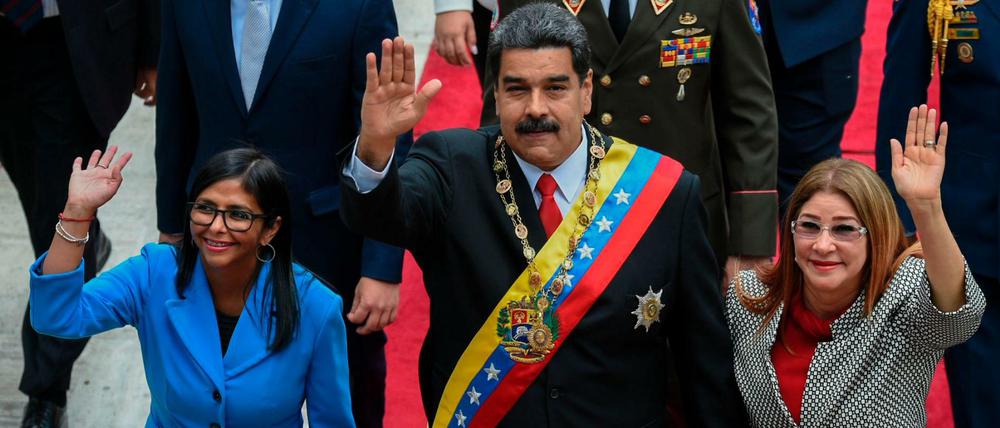 Venezuelas Präsident Maduro hat sich eine neue Amtszeit gesichert - die EU reagiert mit neuen Sanktionen.