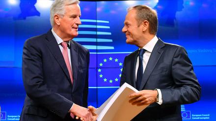 Der Brexit-Unterhändler der EU, Michel Barnier (L) gibt Donald Tusk den Entwurf des Austrittsvertrags am 15. November. 