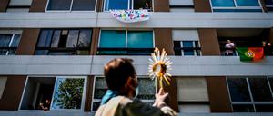 Paster Nuno Westood segnet die Anwohner*innen eines Wohnhauses am Stadtrand von Lissabon. 