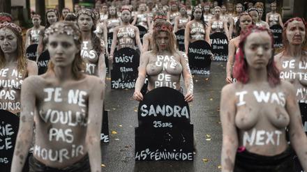 Gegen das Vergessen. Feministinnen erinnerten 2019 in Paris auf drastische Weise an die vielen Opfer von Femiziden 