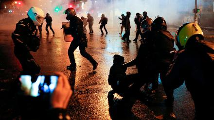 Polizisten nehmen während der Ausschreitungen am Samstag in Paris einen Demonstranten fest.
