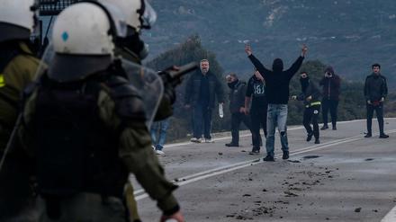 Demonstranten protestieren gegen die Errichtung eines neuen Flüchtlingslagers im Hafen von Mytilini, der Hauptstadt der griechischen Insel Lesbos.