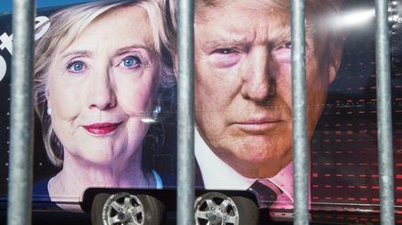 Eins gegen eins: Hillary Clinton und Donald Trump. Hier in großen Bildern auf einem CNN-Fahrzeug in New York.