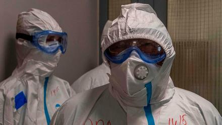 Russische Mediziner betreten die rote Zone zur Behandlung von Covid-19-Patienten in einem Moskauer Krankenhaus. 