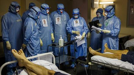 Mediziner auf einer Coronastation in Moskau